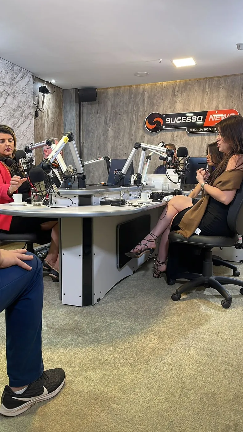 Entrevista jurídica em estúdio de rádio
